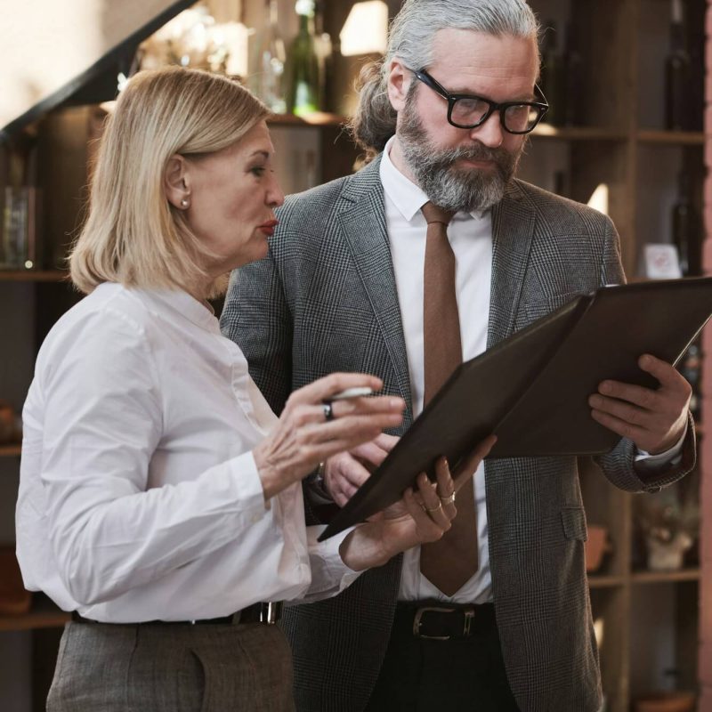 business-couple-organizing-the-event.jpg business-couple-organizing-the-event.jpg